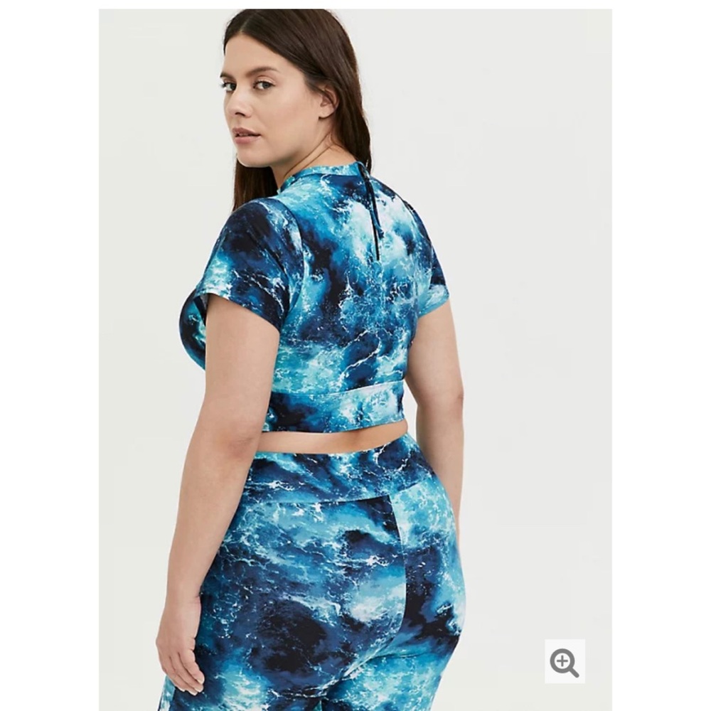 NEW Torrid 4 Swim Wireless Rash Guard Crop Ocean - Picture 3 of 11